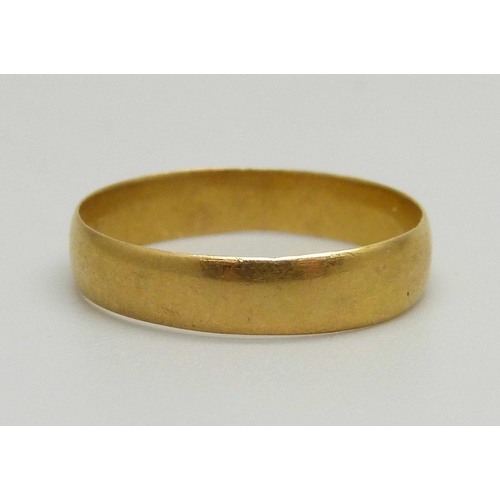 939 - A Victorian 22ct gold wedding band, 2.2g, P