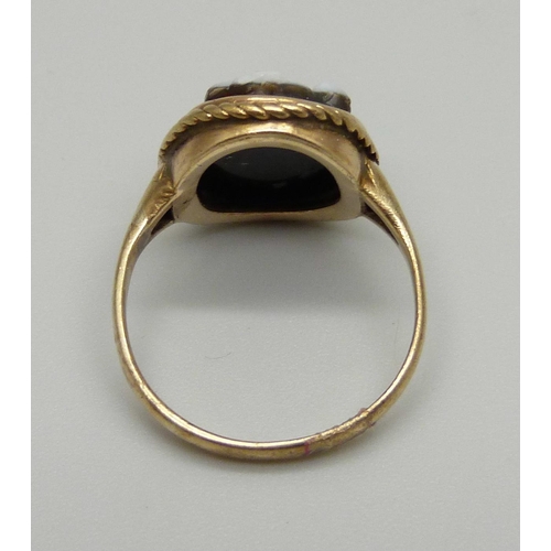 954 - A 9ct gold cameo ring, 3g, L