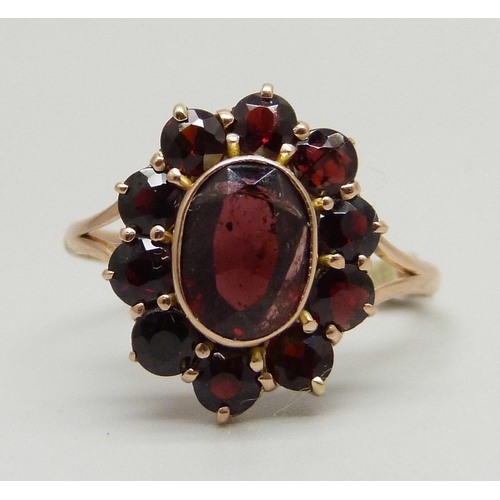 957 - A 9ct gold and garnet ring, 1.9g, M