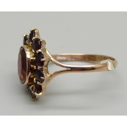 957 - A 9ct gold and garnet ring, 1.9g, M