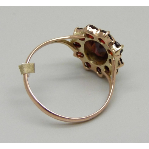 957 - A 9ct gold and garnet ring, 1.9g, M