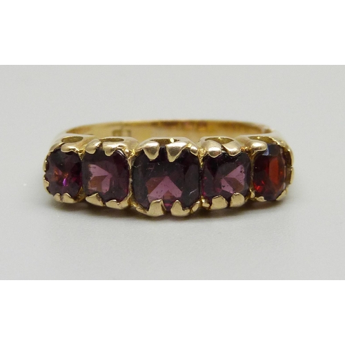 958 - An 18ct gold and red stone ring, 4.9g, L