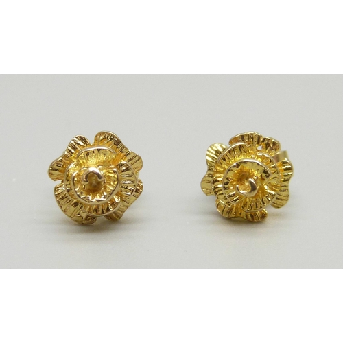 959 - A pair of 9ct gold earrings in the form of flowers, 1.3g