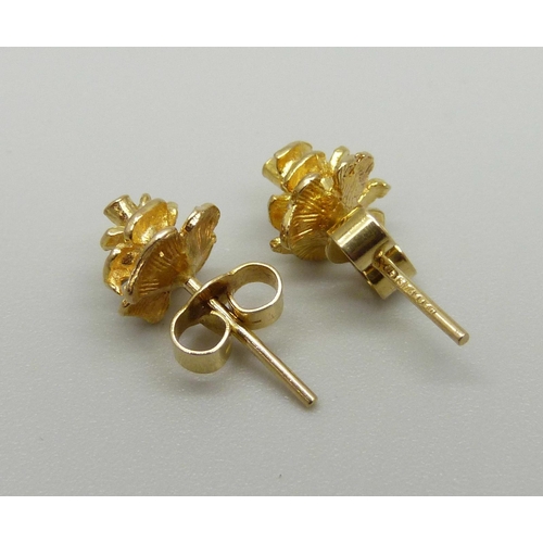 959 - A pair of 9ct gold earrings in the form of flowers, 1.3g