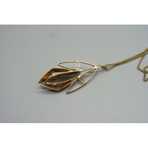 962 - A 1960's 9ct gold and smoky quartz pendant and chain, 8.4g