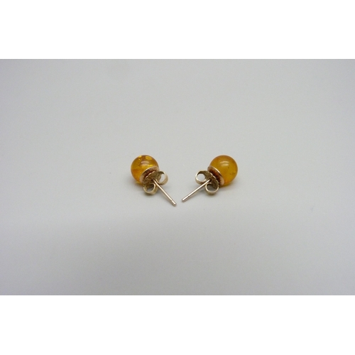 965 - A pair of amber stud earrings