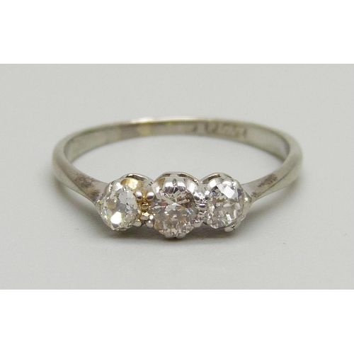 967 - A platinum and diamond three stone ring, 1.8g, M