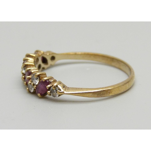 976 - A 9ct gold, ruby and zircon ring, 1.6g, P