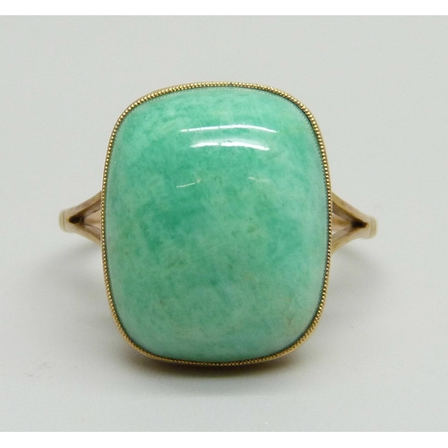 981 - A 9ct gold, cushion shape jade ring, 5.1g, X