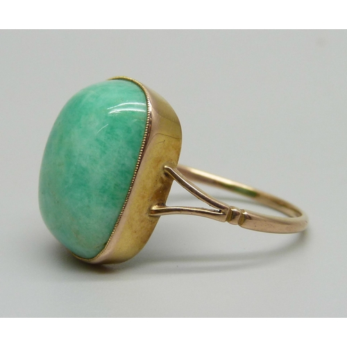 981 - A 9ct gold, cushion shape jade ring, 5.1g, X