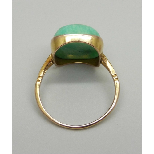 981 - A 9ct gold, cushion shape jade ring, 5.1g, X