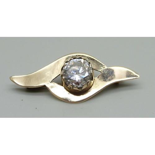 989 - A 9ct gold brooch set with a large diamond simulant, 3.8g