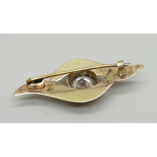 989 - A 9ct gold brooch set with a large diamond simulant, 3.8g