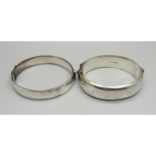 993 - Two silver bangles, 50g