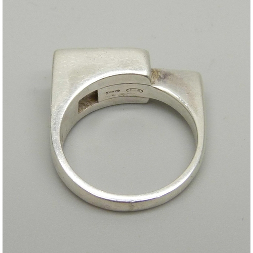 998 - A silver Gucci ring, 8.5g, P