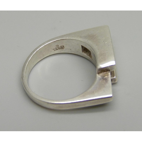 998 - A silver Gucci ring, 8.5g, P