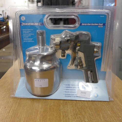 2032 - A Silverline spray gun suction feed (750ml)