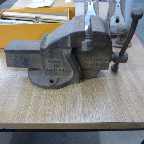 2035 - A Stanley No.50 plough plane, box with blades & 2 wood planes and bench vice