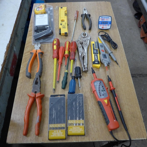 2041 - A tray of tools inc. spirit level, screwdrivers, pincers, etc.