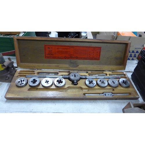 2046 - A Greenfield No.7 tap & die set