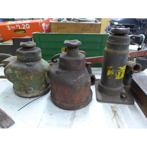 2048 - 3 Hydraulic jacks and bottle