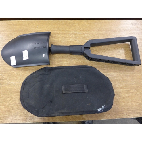 2118 - A black metal collapsible shovel