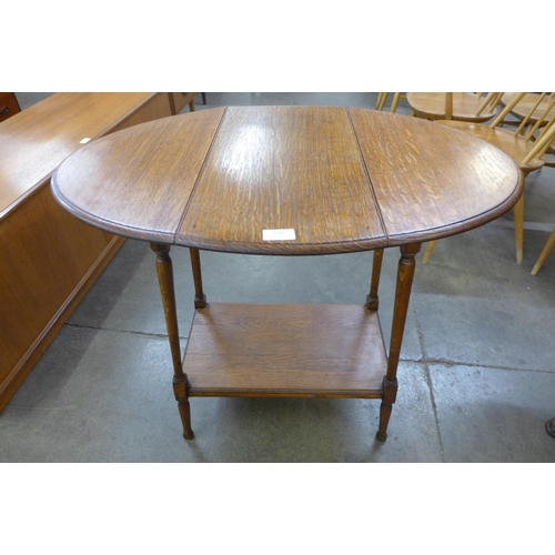 116 - An Arts and Crafts oak drop-leaf occasional table