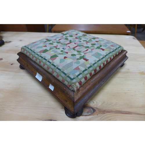 121 - A Regency rosewood kneeling stool