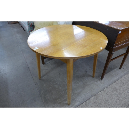 184 - A circular oak pub table