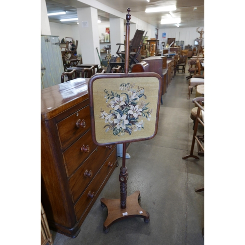 200 - A Regency mahogany pole screen