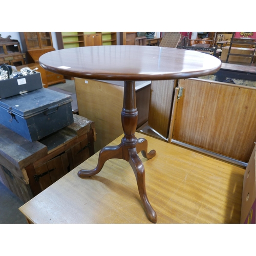 214 - A George III mahogany circular tilt top tripod tea table