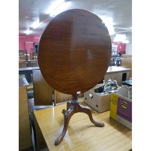 214 - A George III mahogany circular tilt top tripod tea table