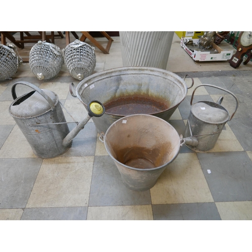 262 - A galvanised tub, bucket and two watering cans