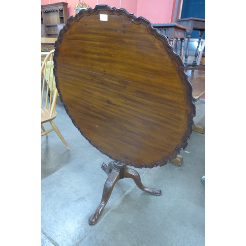 27 - An Edward VII Chippendale style carved mahogany circular tilt-top tripod tea table