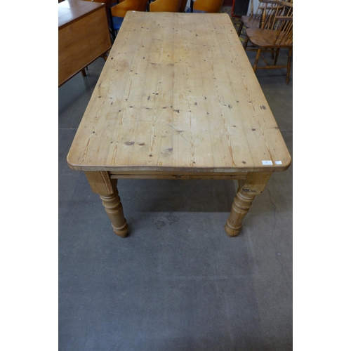 34 - A Victorian style pine farmhouse kitchen table