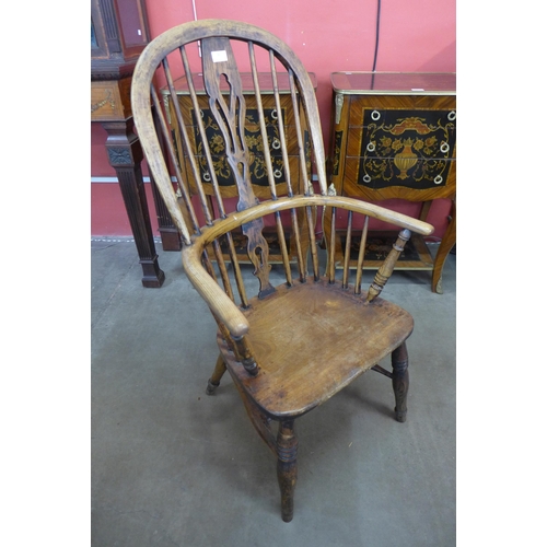 39 - A 19th Century elm and beech highback Windsor chair