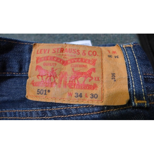 3037 - Assorted Levi jeans - various colours, sizes, etc. * this lot is subject to VAT