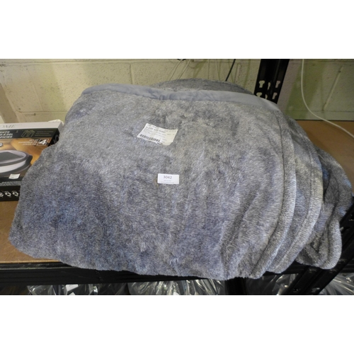 3042 - Ks Queen Plush Blanket 248cm X 233cm (298-175) *This lot is subject to VAT