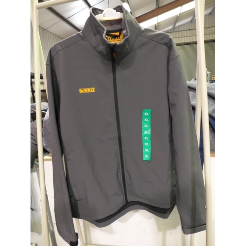 3125 - A men's Dewalt grey zip-up jacket - size XL * this lot is subject to VAT