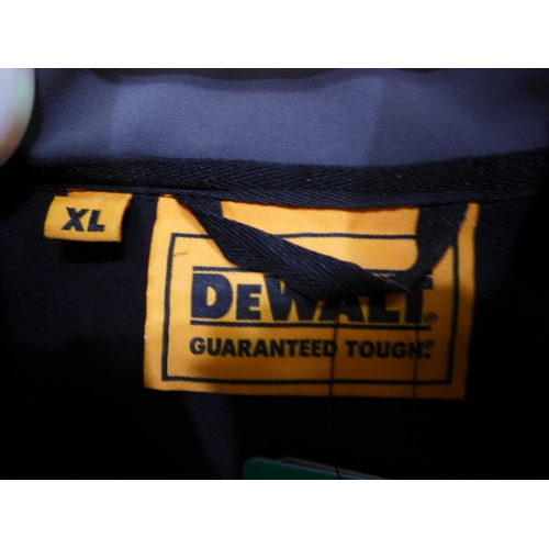 3125 - A men's Dewalt grey zip-up jacket - size XL * this lot is subject to VAT