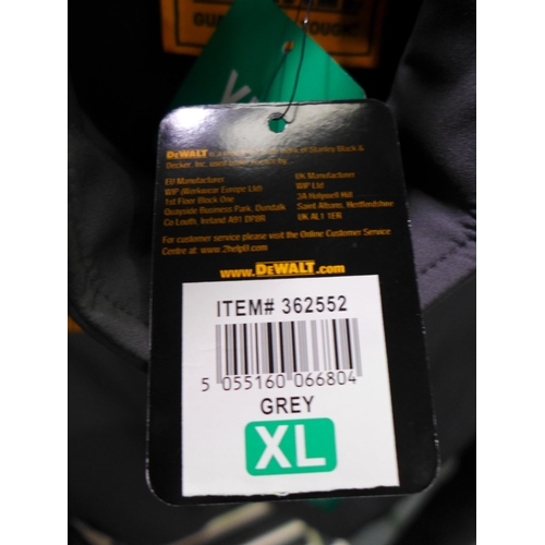 3125 - A men's Dewalt grey zip-up jacket - size XL * this lot is subject to VAT