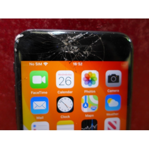 3154 - An Apple IPhone 7 Mobile Phone - Broken Screen / no charger * this lot is subject to VAT