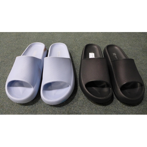 3174 - Two pairs of 32°c Cool Cushion Sliders - Black (M) and Blue (L) * this lot is subject to VAT