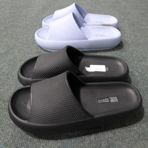 3174 - Two pairs of 32°c Cool Cushion Sliders - Black (M) and Blue (L) * this lot is subject to VAT