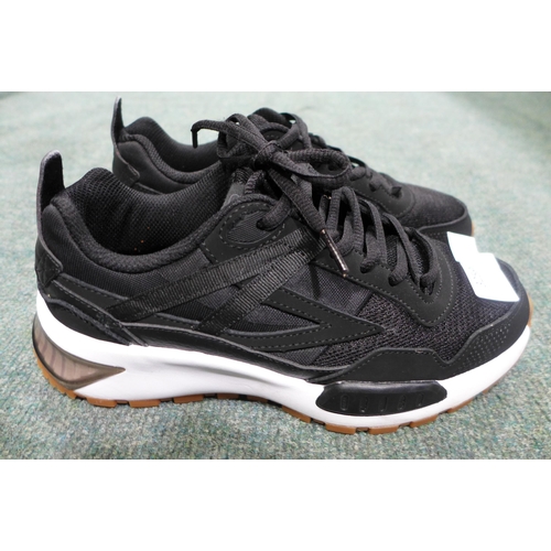 3259 - Pair of Women's Black FILA Trainers - UK Size: 4 * this lot is subject to VAT