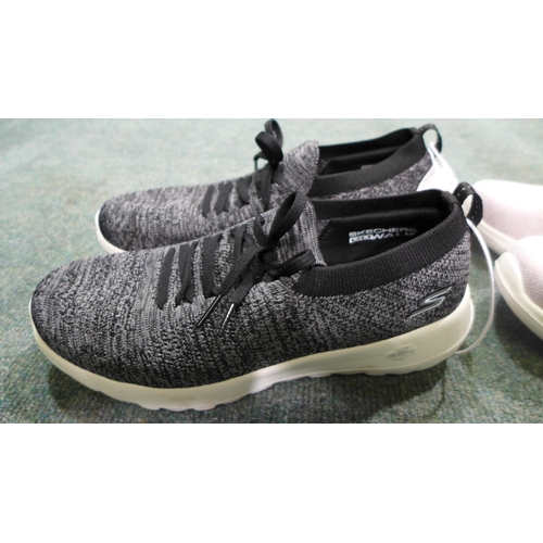 Skechers black clearance 5.5