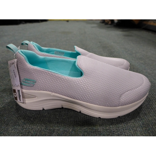 3269 - Pair of Women's Grey Slip-On Skechers - UK Size: 6 * this lot is subject to VAT