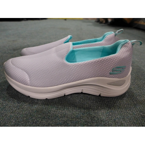 3269 - Pair of Women's Grey Slip-On Skechers - UK Size: 6 * this lot is subject to VAT