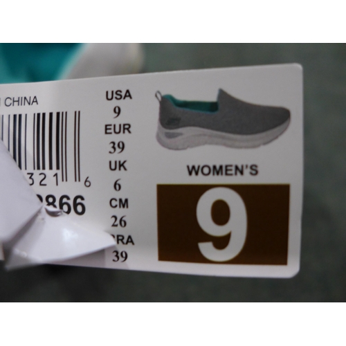 3269 - Pair of Women's Grey Slip-On Skechers - UK Size: 6 * this lot is subject to VAT