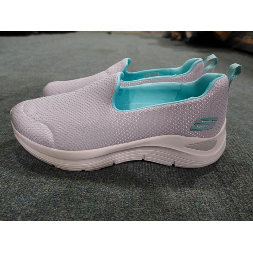 3270 - Pair of Women's Grey Slip-On Skechers - UK Size: 6 * this lot is subject to VAT